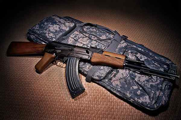 AK-47 vs. M16 Gewehr