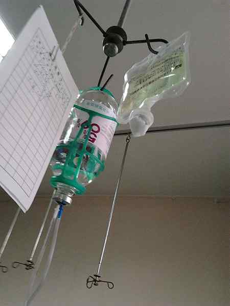 Perbezaan antara 5 garam dextrose dan saline dextrose