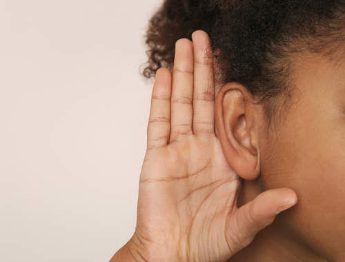 Perbezaan antara implan koklea dan pendengaran biasa