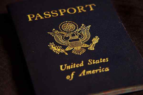 Perbedaan antara buku paspor dan kartu paspor