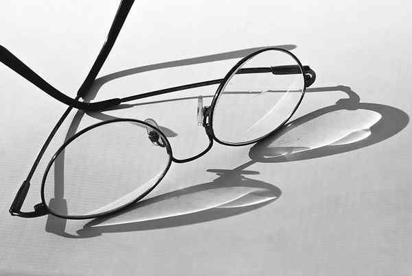 Perbedaan antara kacamata bifocal dan membaca