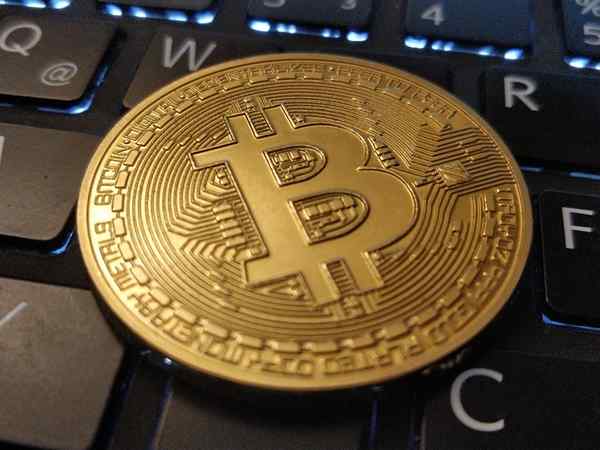 Różnica między bitcoinami a blockchainem
