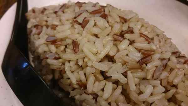 Różnica między brązowym ryżem a komosą ryżową