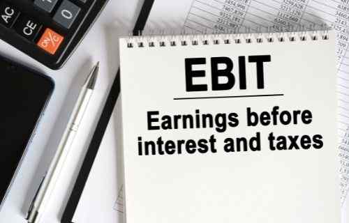 Różnica między zyskiem EBIT i brutto