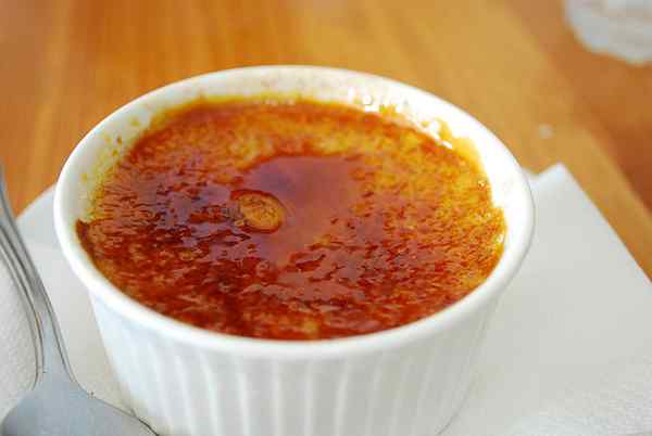 Perbezaan antara flan dan crème brulee