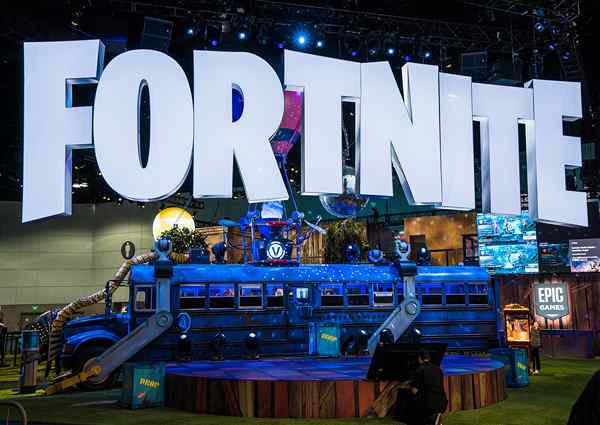 Perbezaan antara legenda Fortnite dan Apex