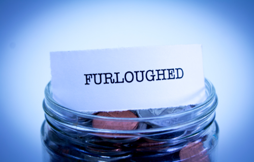 Różnica między Furlough a zwolnieniem chorobowym