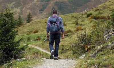 Perbedaan antara hiking dan berjalan