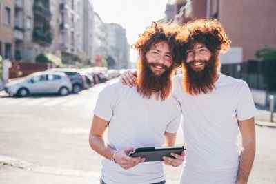 Różnica między identycznymi i braterskimi bliźniakami