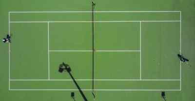 Perbezaan antara tenis tenis panjang dan rumput