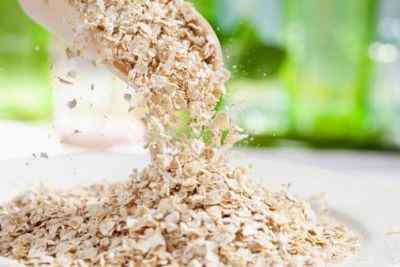 Différence entre les céréales de farine d'avoine et les céréales de riz pour les bébés