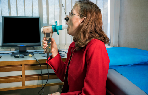 Różnica między spirometrią obturacyjną i restrykcyjną
