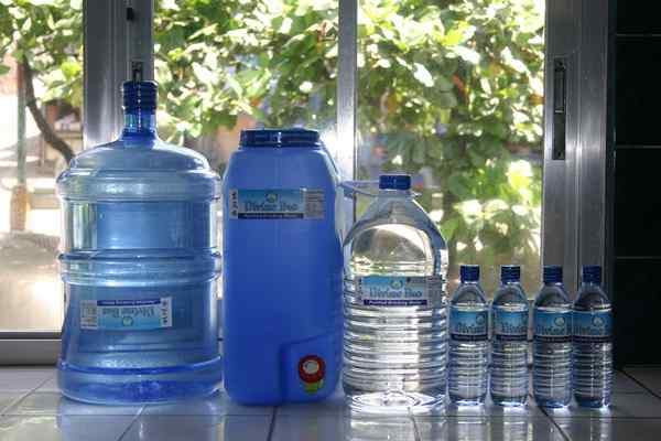 Diferencia entre el agua purificada y el agua de manantial