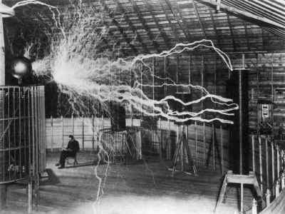 Perbedaan antara Tesla dan Edison