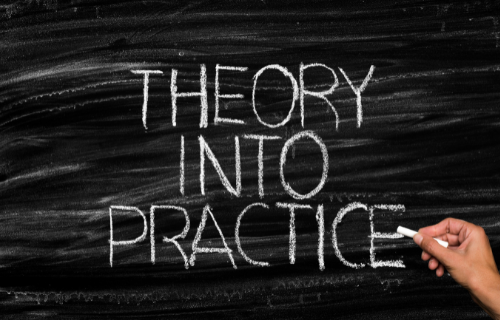Różnica między teorią działania a teorią zmian