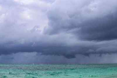 Perbedaan antara badai tropis dan badai