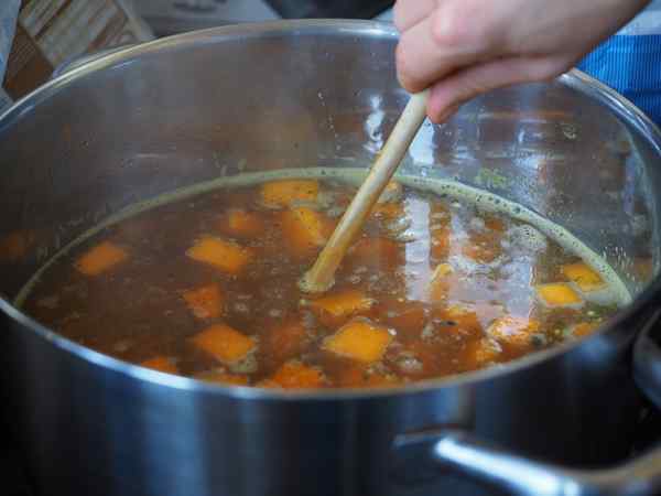 Perbezaan antara stok sayur dan sup