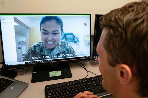 Diferencia entre el cuidado virtual y la telesalud