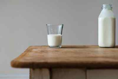 Perbedaan antara seluruh, susu rendah lemak dan skim