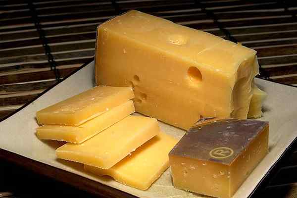 Edam Cheese vs. Gouda Cheese