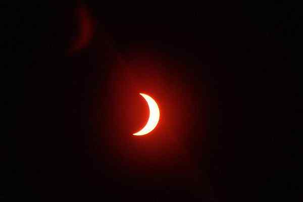 Eclipse lunar vs. Gerhana matahari