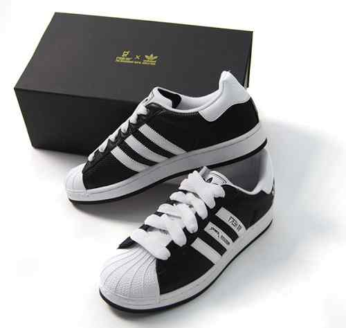 Perbezaan antara superstar Adidas 1 dan 2