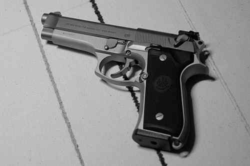 Różnica między Beretta 92FS a Beretta M9