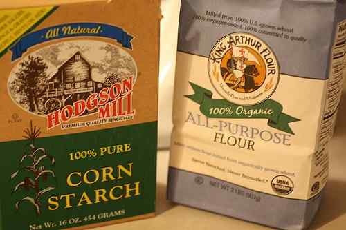 Różnica między mąką a skrobią kukurydzianą