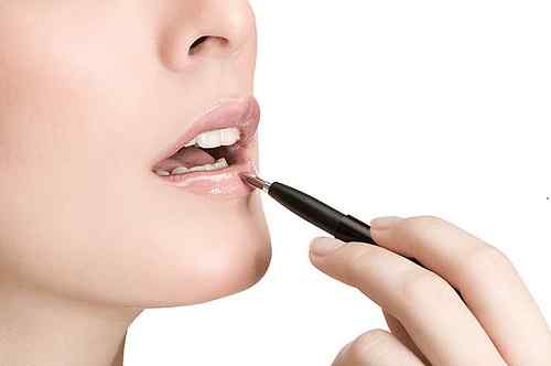 Perbedaan antara lip gloss dan gelas bibir