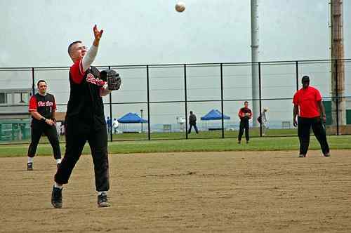 Perbedaan antara softball slow-pitch dan fast-pitch